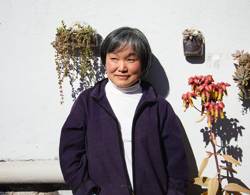 Yuki hayashi posando en su jardín